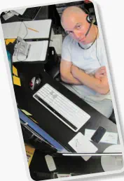 Smartphone mit Foto ein Mann am Schreibtisch