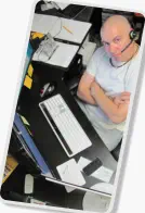 Smartphone mit Foto ein Mann am Schreibtisch